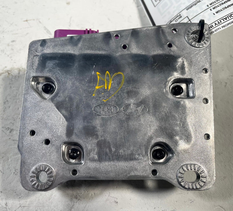 Load image into Gallery viewer, 2022 - 2023 GENESISI G70 RESTRAINT DIAGNOSTIC CONTROL MODULE UNIT # 113838
